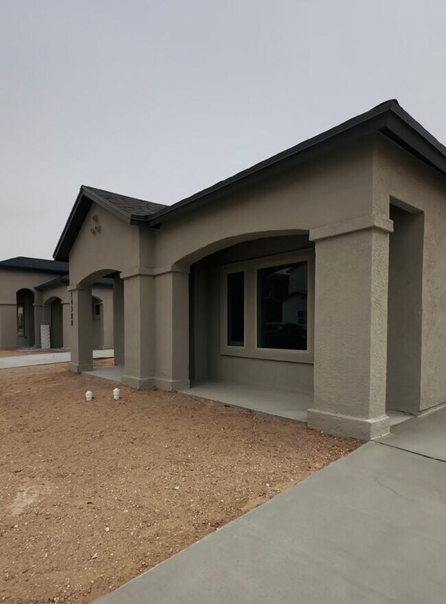 Building Photo - HALF OFF RENT FOR MAY!!
