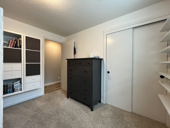 Building Photo - Charming Home Near Nike Campus with Vaulted Ceilings & Updated Kitchen