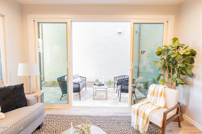 Building Photo - 3717 E Flower St