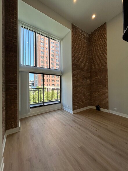 Building Photo - 1214 N La Salle Dr
