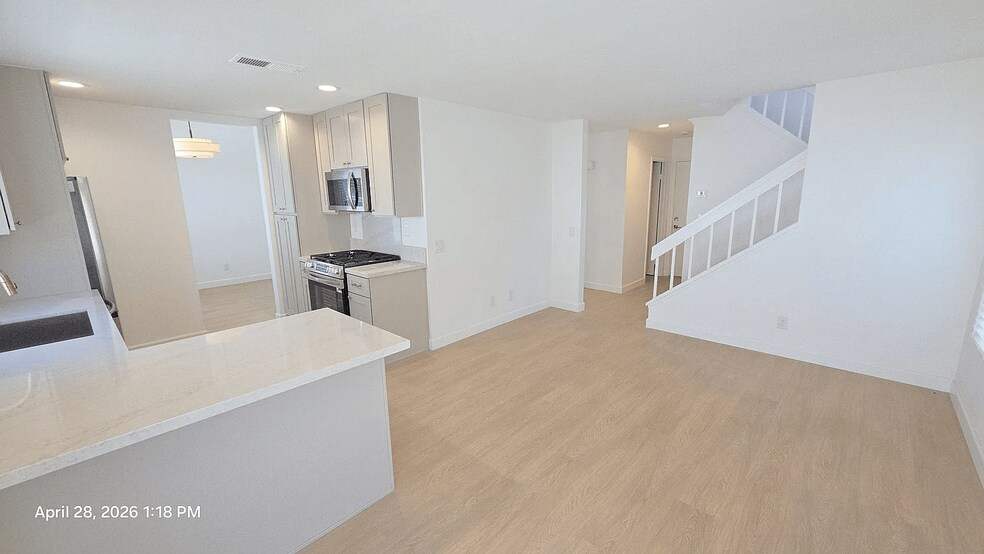 Building Photo - 869 Southshore Dr