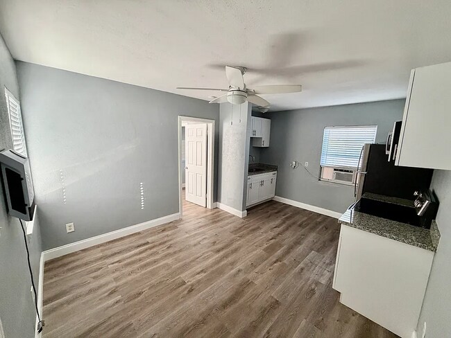 Building Photo - 401 S Mars Ave