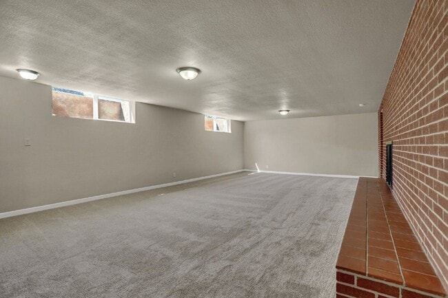 Building Photo - 1102 Skyway Blvd