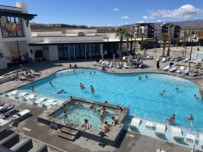 Building Photo - Breathtaking Desert Color 3 bed 2.5 bath townhome for rent!