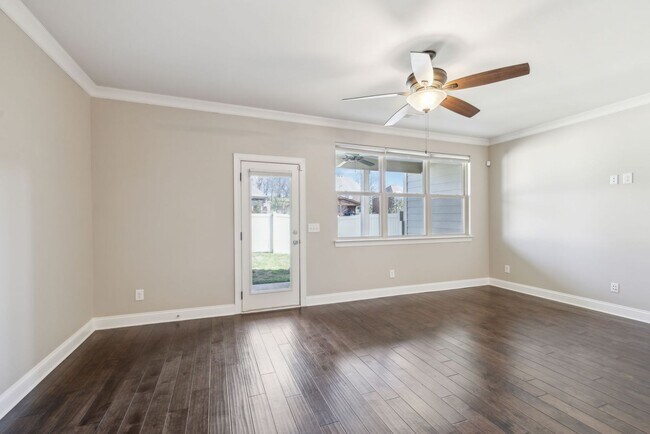 Building Photo - 3 BR/2.5 BA Luxury Townhome