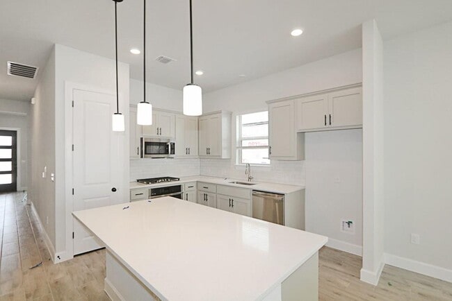 Building Photo - 12805 Stanford Dr