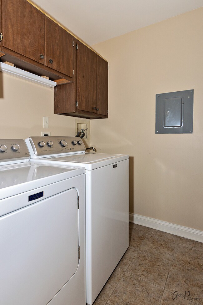 Building Photo - 1180 Silverwood Ct