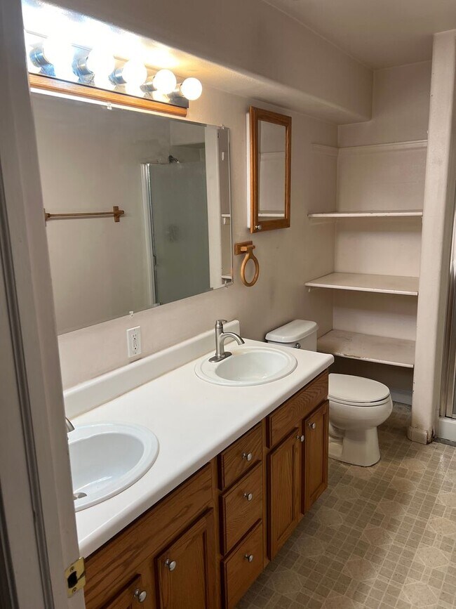 Building Photo - AVAILABLE NOW - BEAUTIFUL 6 bedroom home F...