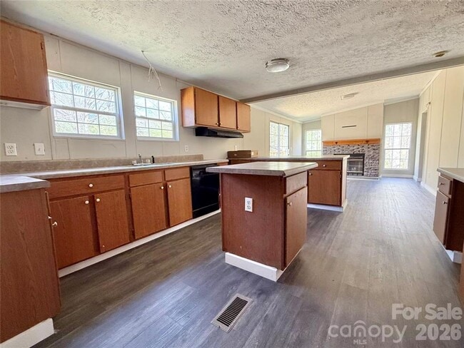 Building Photo - 4 Bedroom/2 Bath Home for Rent