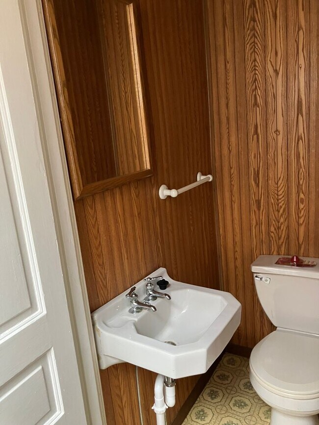 Building Photo - 825 Columbia Ave