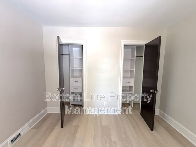 Building Photo - 1720 Garden Terrace
