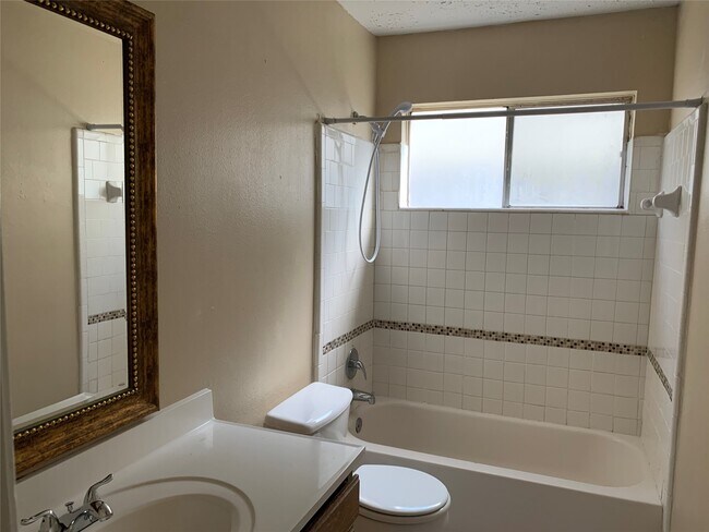 Building Photo - 2511 Radcliffe Dr