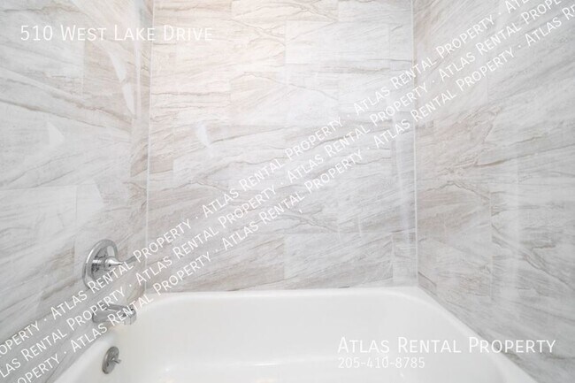 Building Photo - 510 W Lake Dr