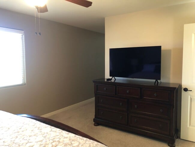 Building Photo - Welcome to this charming 2-bedroom, 2-bathroom house located in Leisure World a 45+ Active Adult ...