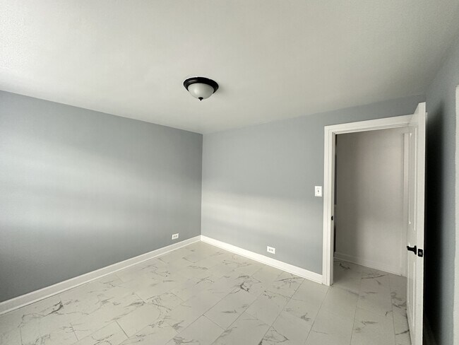 Building Photo - 6709 N California Ave