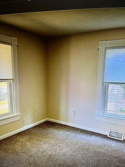 Building Photo - 423 S 2nd St