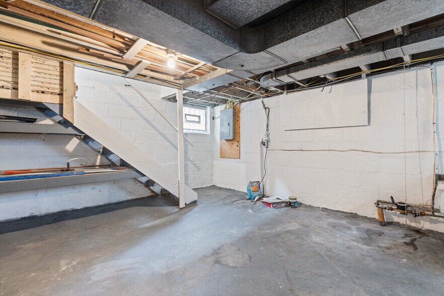 Building Photo - 746 Loretta St