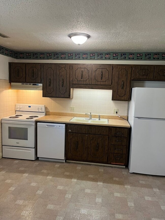 Building Photo - Spacious 3 bedroom house in SW Springfield!