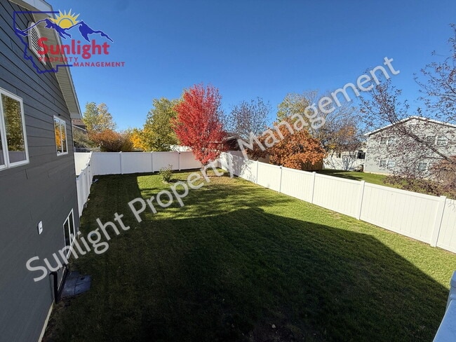 Building Photo - Spacious 5 Bed, 3 Bath Home with Triple Ga...