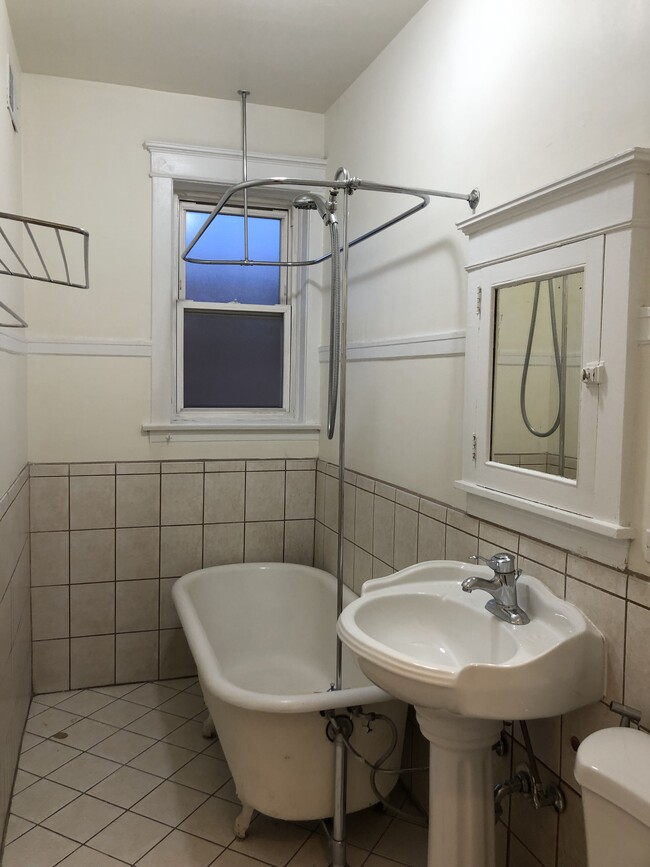 Bathroom - 4626 N Lincoln Ave