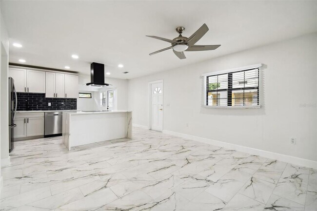 Building Photo - 4910 N Darby Ave