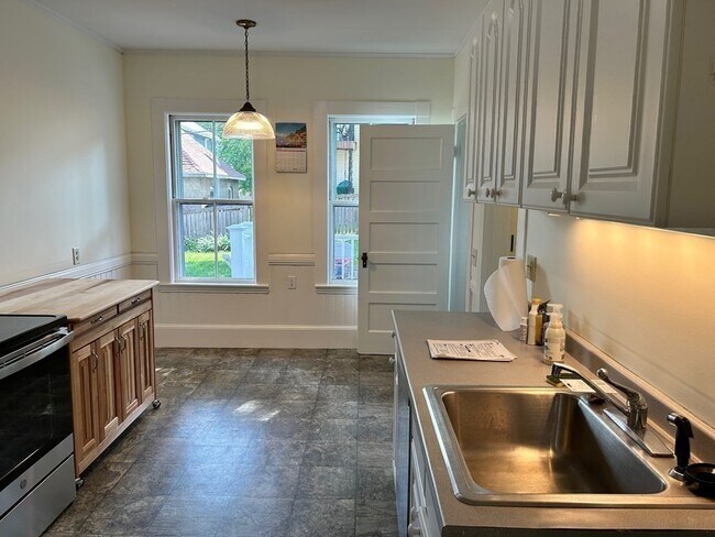 Building Photo - 16 Fletcher St