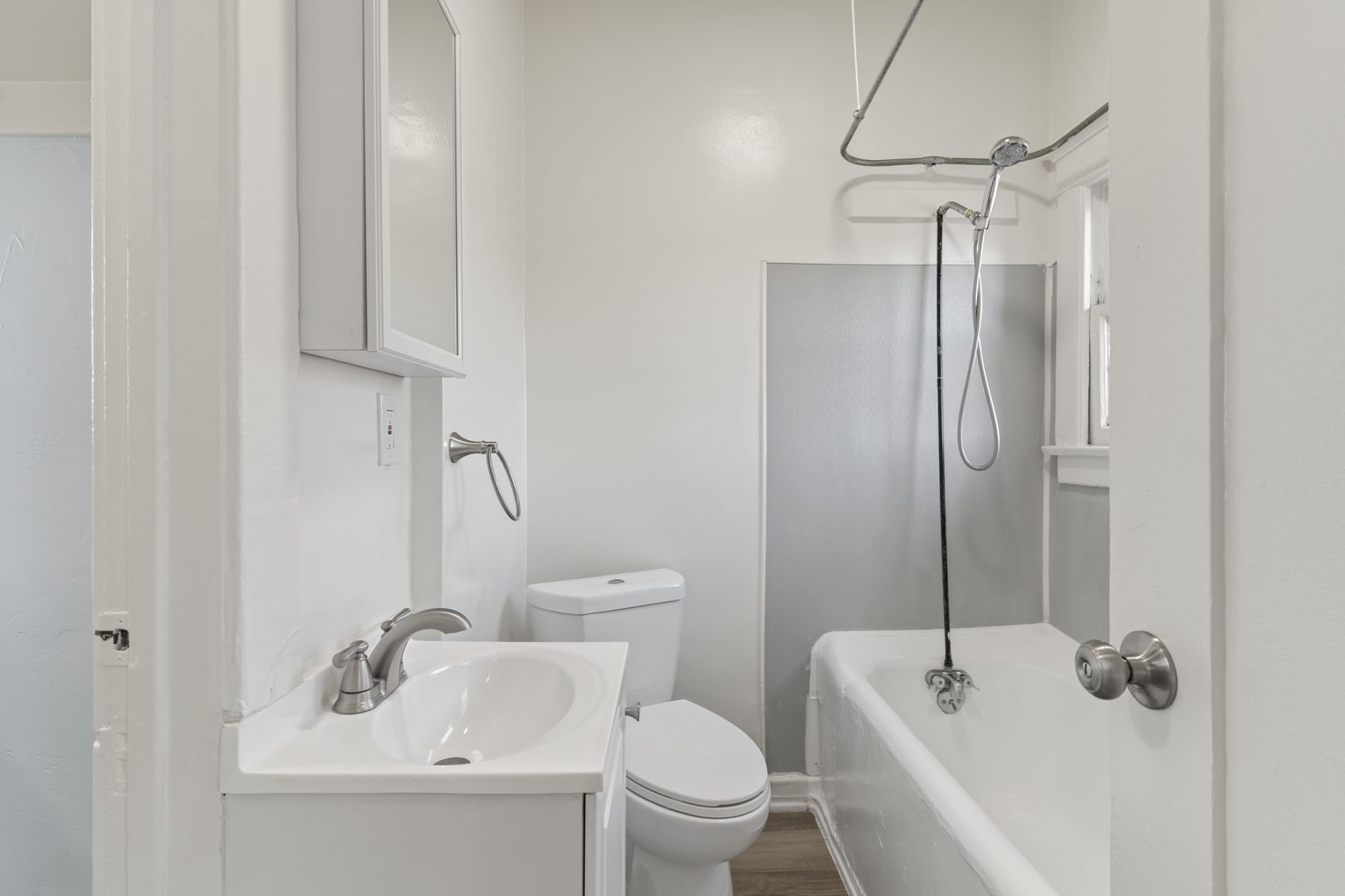 Building Photo - 1049 E 5th St