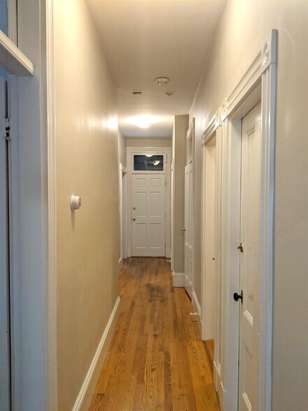 Building Photo - 18 Park Ave