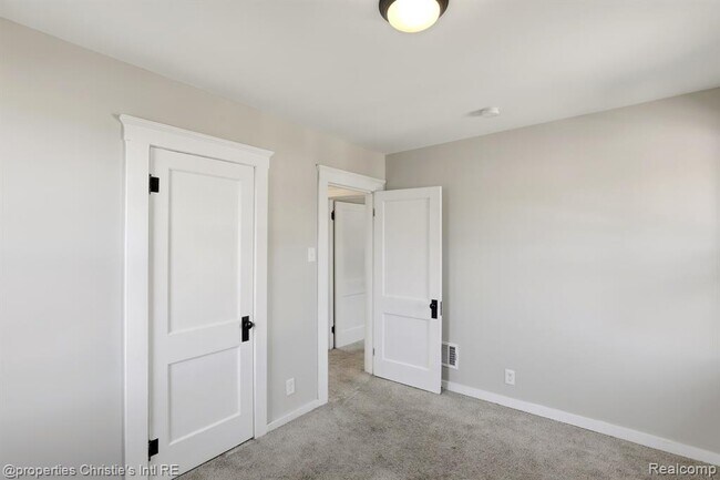 Building Photo - 1953 Brighton St