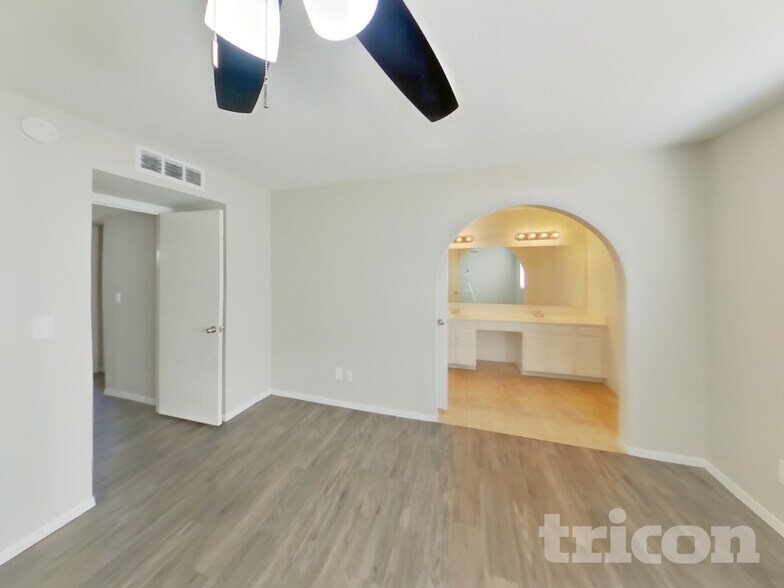 Building Photo - 4901 W Dahlia Dr