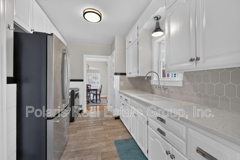 Building Photo - 5428 E 10th St