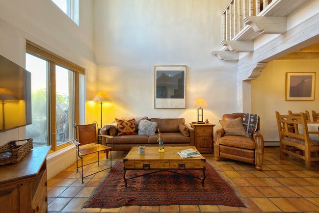 Building Photo - 624 Galisteo St