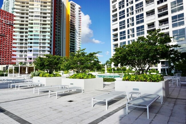 Building Photo - 1541 Brickell Ave