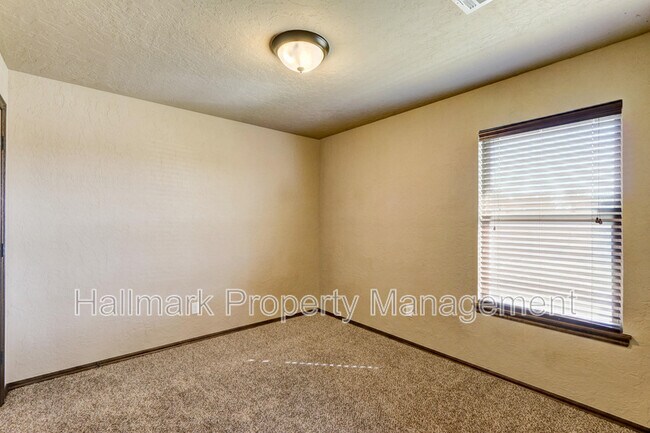 Building Photo - 508 Whispering Oaks Blvd