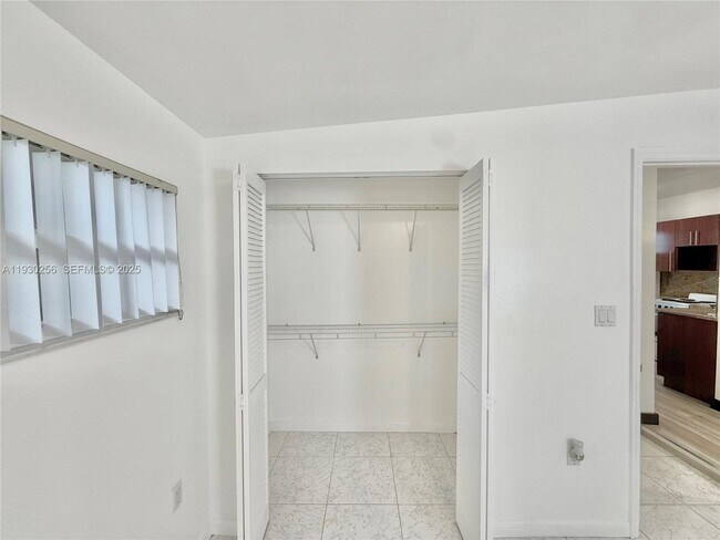 Building Photo - 1001 NW 23rd Ct