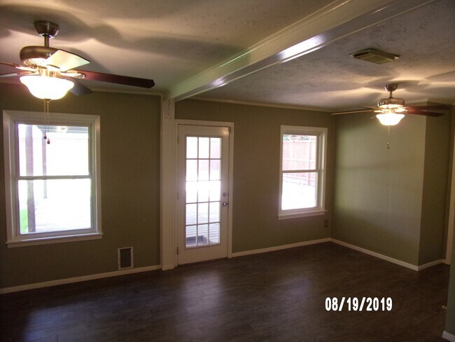 Building Photo - 7418 Jalna St