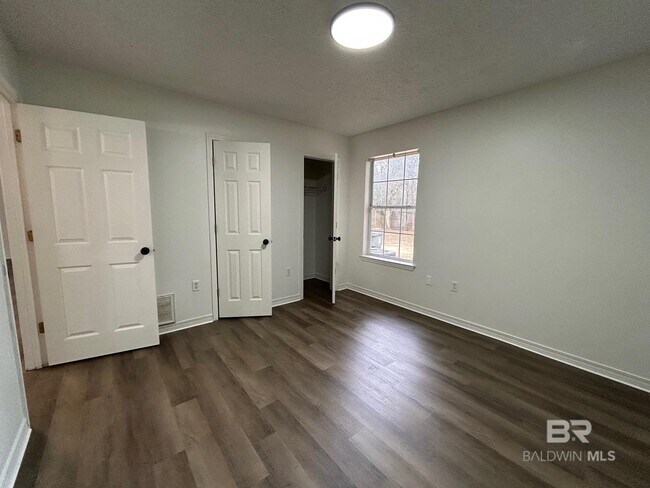 Building Photo - 112 Cluster Oaks Ct