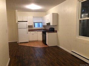 Building Photo - 44-25 Douglaston Pkwy