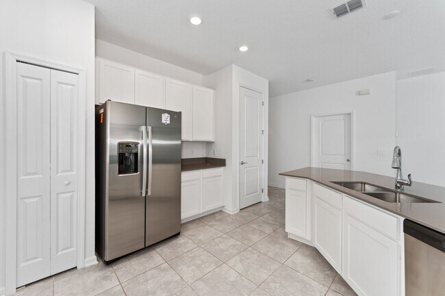Building Photo - 860 Daring Dr