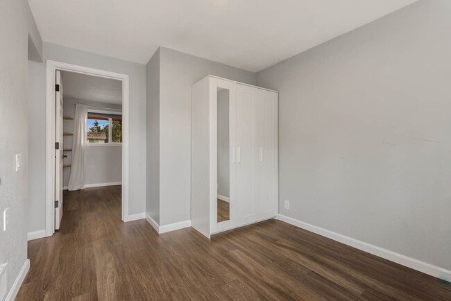 Building Photo - 923 N 100th St