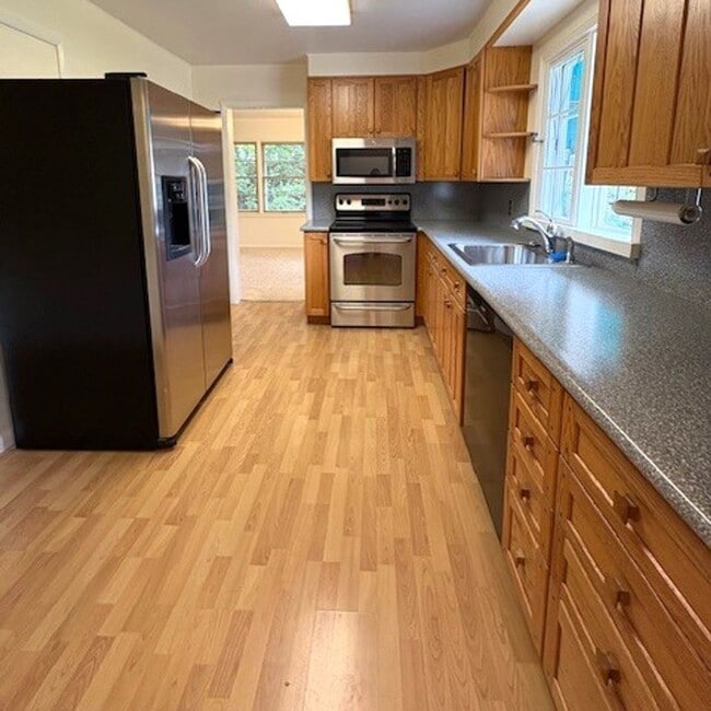 Building Photo - 4 Bedroom Home in Holladay