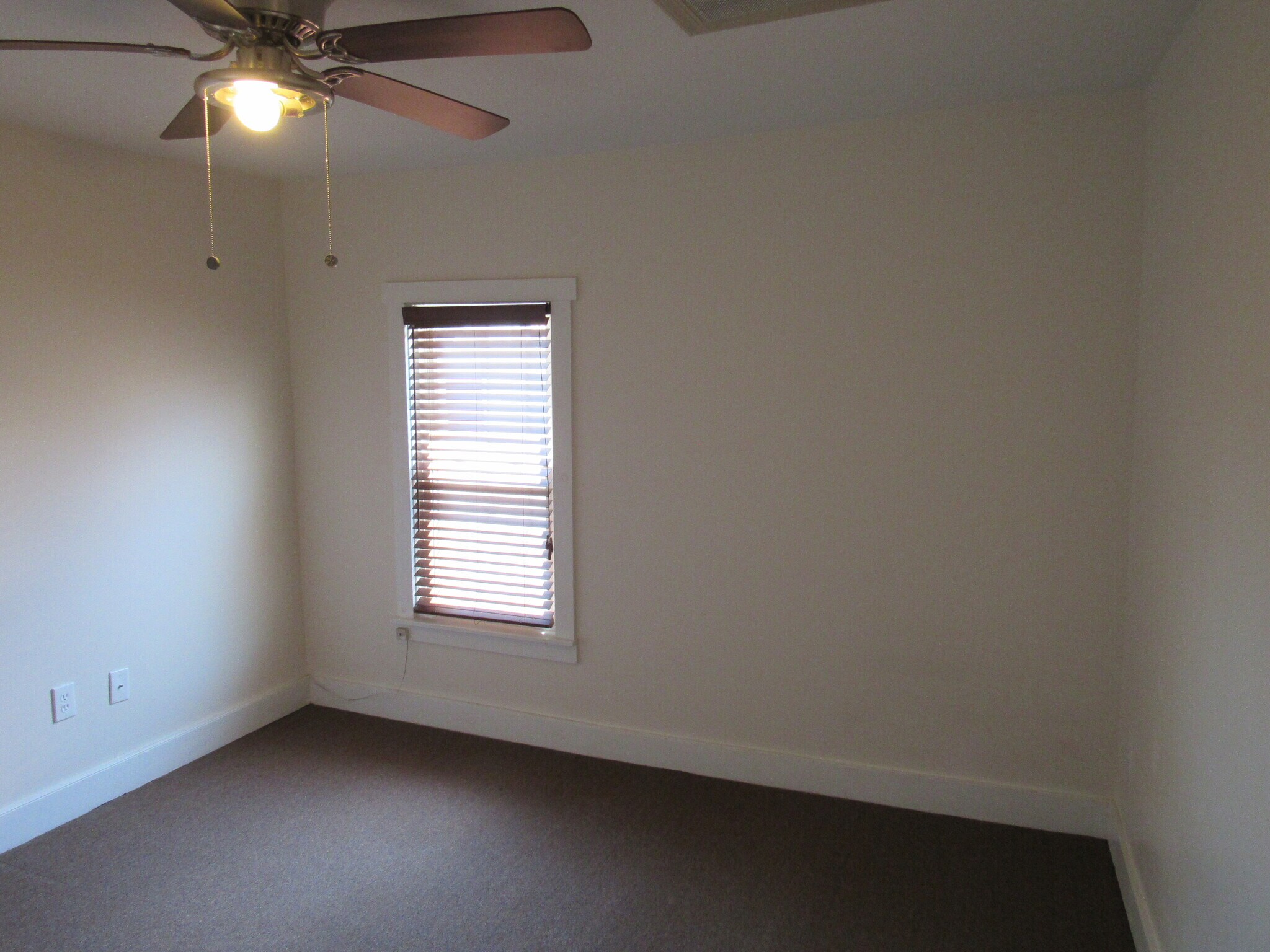 Building Photo - 132 Main St