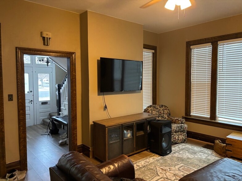 Building Photo - 488 N 400 E