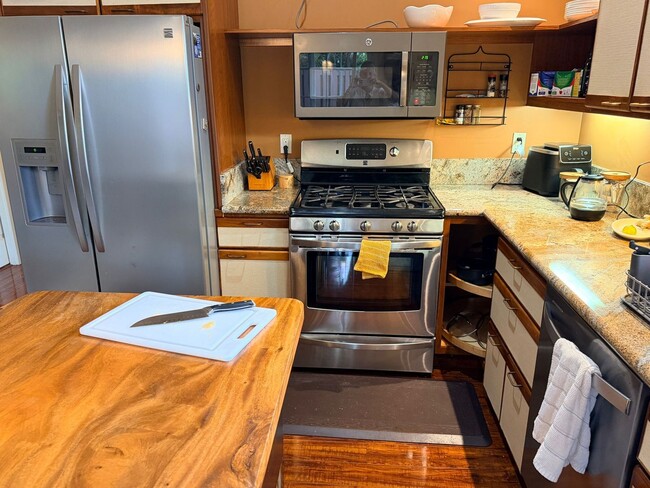 Building Photo - Piiholo Country Home