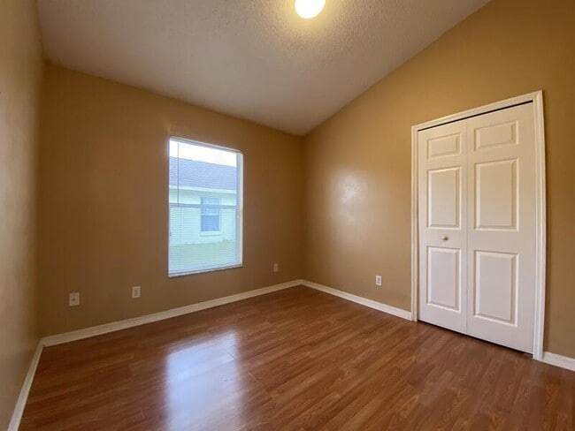 Building Photo - 9675 Hollyhill Dr