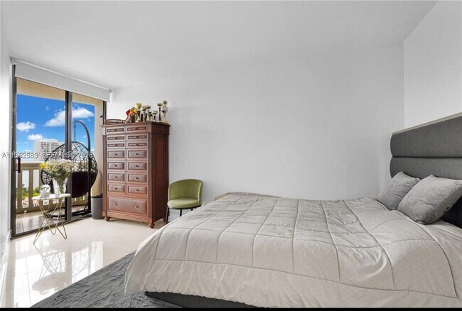 Building Photo - 1000 W Island Blvd