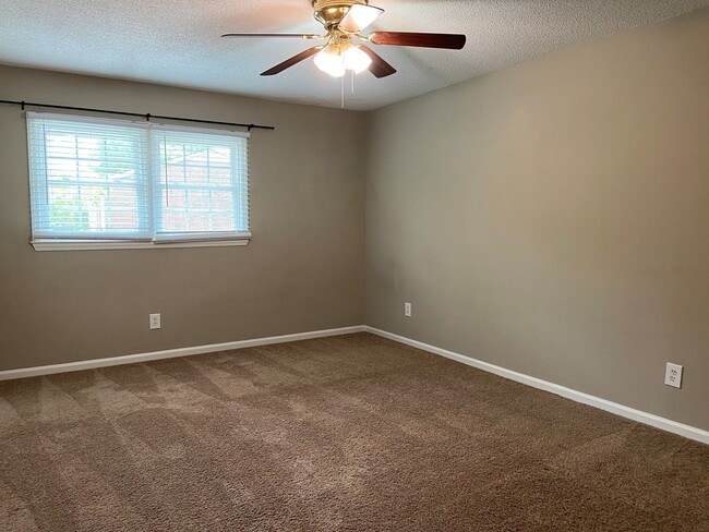 Building Photo - 2 Bedroom, 1.5 Bathroom Condo in High Point!