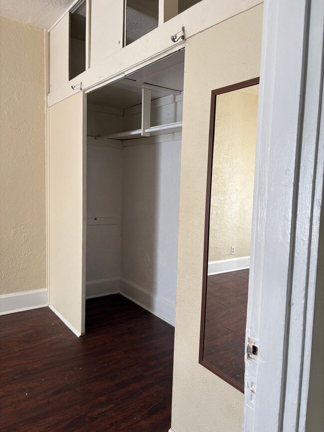Building Photo - Large 4 bedroom 1 Bath House for rent