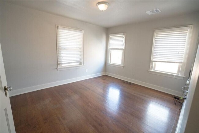 Building Photo - Home in Crestwood + Near Plaza + 3 bedrooms + 2 bathrooms