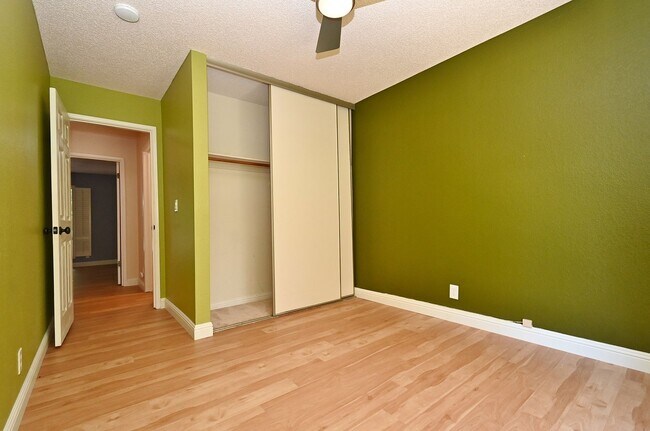 Building Photo - $3,540 / Bright & Spacious 3BR/ 2.5BA Town Home in Newark City